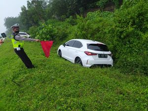CR-V Selip Lalu Tabrak City di Tol Pandaan, Keduanya Terperosok ke Parit