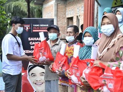 Keliling Binjai, Relawan Ganjar Bagi-bagi Sembako buat Warga