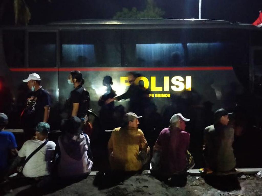 Kala Penonton MotoGP Diungsikan Bus Polisi Sampai Truk Brimob Kala Penonton MotoGP Diungsikan Bus Polisi Sampai Truk Brimob