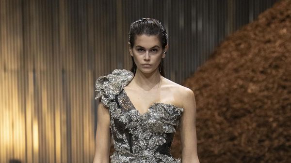 10 Koleksi Busana Alexander McQueen Fall/ Winter 2022, Terinspirasi Jamur