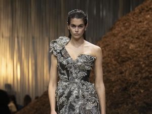 10 Koleksi Busana Alexander McQueen Fall/ Winter 2022, Terinspirasi Jamur