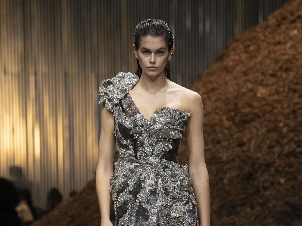 10 Koleksi Busana Alexander McQueen Fall/ Winter 2022, Terinspirasi Jamur 10 Koleksi Busana Alexander McQueen Fall/ Winter 2022, Terinspirasi Jamur
