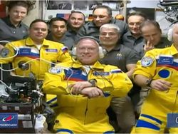 Mengejutkan, Kosmonot Rusia Pakai Kostum yang Identik Ukraina
