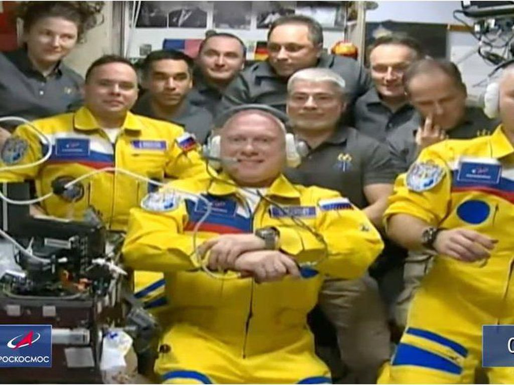 Mengejutkan, Kosmonot Rusia Pakai Kostum yang Identik Ukraina