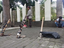 Kuli Sindang, Buruh Cabutan yang Cari Rejeki di Trotoar Jalanan