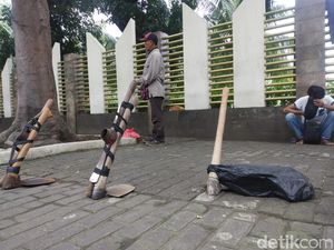 Kuli Sindang, Buruh Cabutan yang Cari Rejeki di Trotoar Jalanan Kuli Sindang, Buruh Cabutan yang Cari Rejeki di Trotoar Jalanan