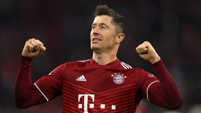 MUNICH, GERMANY - MARCH 19: Robert Lewandowski of FC Bayern Muenchen celebrates after scoring their teams third goal from the penalty spot during the Bundesliga match between FC Bayern München and 1. FC Union Berlin at Allianz Arena on March 19, 2022 in Munich, Germany. (Photo by Alexander Hassenstein/Getty Images)