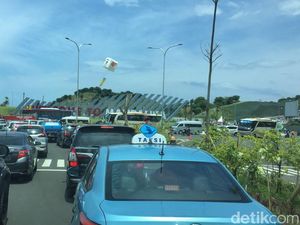 Mandalika Macet, Traveler Nonton MotoGP Pakai HP di Mobil