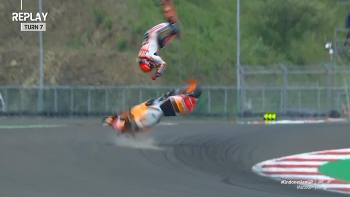 Marc Marquez ketika jatuh dan terlempar di sesi pemanasan (Foto: Dok. Twitter MotoGP )