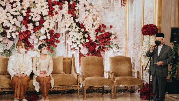Ma'ruf Amin dalam prosesi pernikahan Putri Tanjung