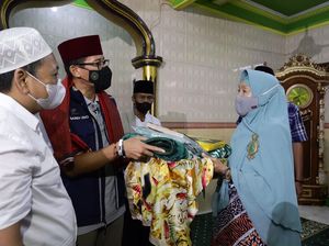 Kala Sandiaga Uno Bagikan Karpet hingga Alat Salat ke Musala di Tanah Abang