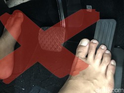 Awas! Kebiasaan Nyetir sambil Nyeker Ternyata Tidak Aman