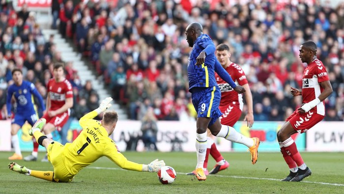 MIDDLESBROUGH, ENGLAND - MARCH 19: Romelu Lukaku of Chelsea scores their teams first goal past Joe Lumley of Middlesbrough during the Emirates FA Cup Quarter Final match between Middlesbrough v Chelsea at Riverside Stadium on March 19, 2022 in Middlesbrough, England. (Photo by Naomi Baker/Getty Images)