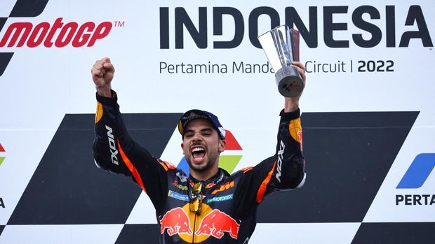 MotoGP - Indonesian Grand Prix - Mandalika International Street Circuit, Kuta, Lombok, Indonesia - March 20, 2022 Red Bull KTM Factory Racing's Miguel Oliveira celebrates on the podium after winning the race REUTERS/Willy Kurniawan