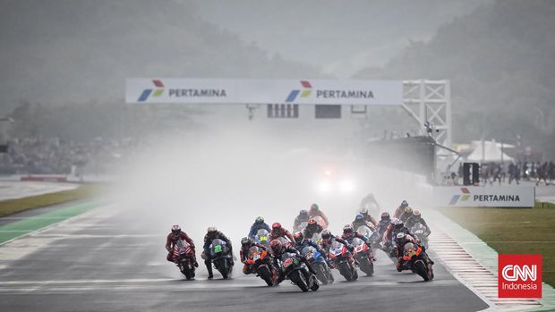 Sejumlah pembalap melaju saat balapan MotoGP seri Pertamina Grand Prix of Indonesia di Pertamina Mandalika International Street Circuit, Lombok Tengah, NTB, Minggu, 20 Maret 2022. (CNN Indonesia/ Adhi Wicaksono)