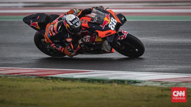Pembalap Red Bull KTM Miguel Oliveira (88) melaju saat balapan MotoGP seri Pertamina Grand Prix of Indonesia di Pertamina Mandalika International Street Circuit, Lombok Tengah, NTB, Minggu, 20 Maret 2022. (CNN Indonesia/ Adhi Wicaksono)