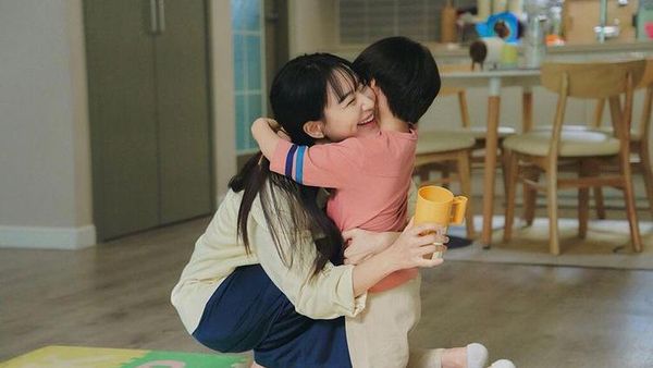 Potret Shin Min Ah Jadi Ibu di Our Blues