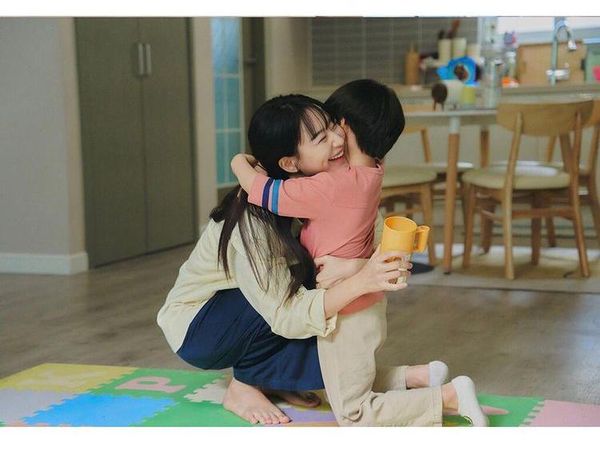 Potret Shin Min Ah Jadi Ibu di Our Blues