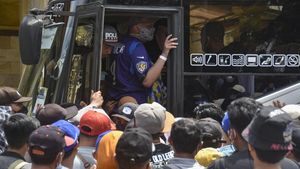 Penampakan Penonton MotoGP Mandalika Berdesakan Naik Bus Gratis