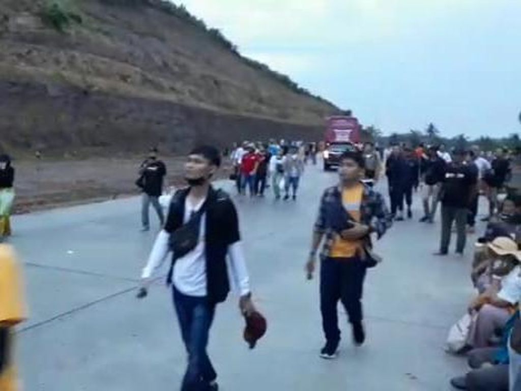 Cerita Penonton MotoGP Mandalika Jalan Kaki hingga 1 Jam karena Tak Ada Bus Cerita Penonton MotoGP Mandalika Jalan Kaki hingga 1 Jam karena Tak Ada Bus