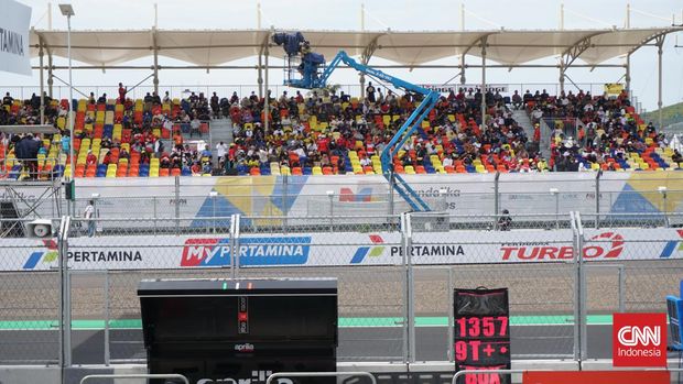Penonton MotoGP Mandalika Penonton MotoGP Mandalika mulai memenuhi tribune penonton di Sirkuit Mandalika.