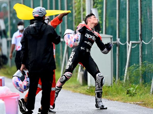 Penuhi Janji, Aleix Espargaro Lempar Helm ke Penonton