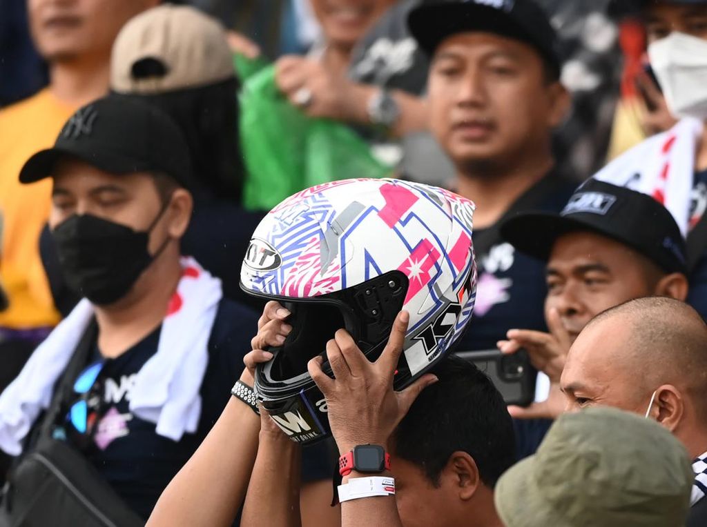 Helm Aleix Espargaro Dilempar ke Fans di Mandalika, Berapa Harganya?