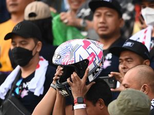 Helm Aleix Espargaro Dilempar ke Fans di Mandalika, Berapa Harganya? Helm Aleix Espargaro Dilempar ke Fans di Mandalika, Berapa Harganya?