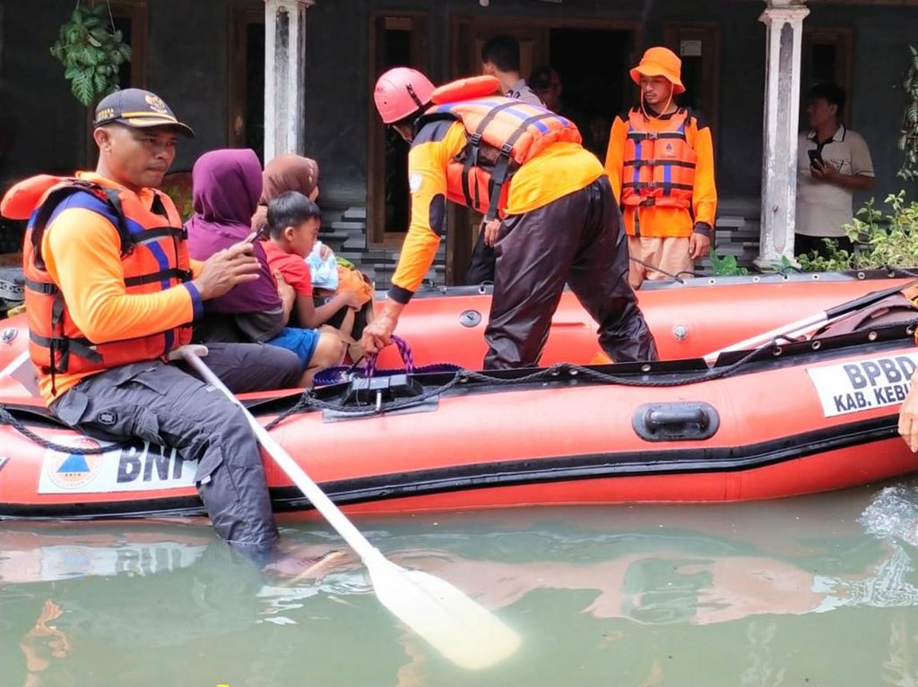 Update Banjir Kebumen: Warga Kembali Dievakuasi