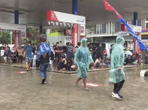 Pom Bensin Jadi Pilihan Warga Berteduh Kala Mandalika Diguyur Hujan Deras