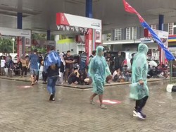 Pom Bensin Jadi Pilihan Warga Berteduh Kala Mandalika Diguyur Hujan Deras