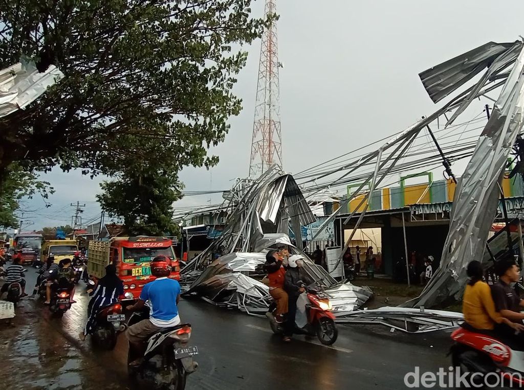 Angin Puting Beliung Terjang Pati, Ruko-Puluhan Rumah Rusak