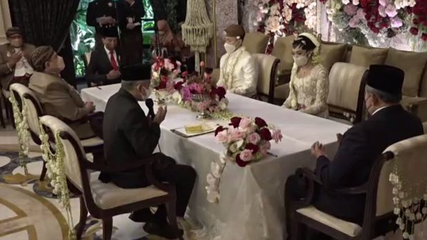 Presiden Joko Widodo dan Susilo Bambang Yudhoyono menjadi saksi nikah Putri Tanjung dan Guinandra Jatikusumo, anak dari pengusaha nasional Chairul Tanjung dan Anita Ratnasari Tanjung.