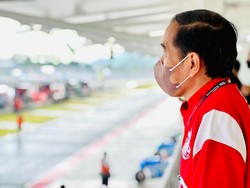 Jokowi Naik Podium Serahkan Trofi MotoGP Mandalika ke Miguel Oliveira