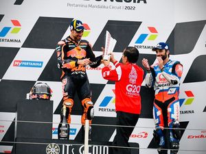 Potret Jokowi Serahkan Trofi Juara di Podium MotoGP Mandalika