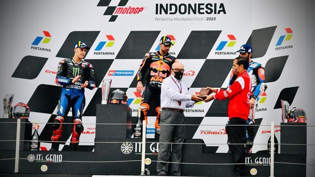 Presiden Jokowi memberikan piala kepada pemenang MotoGP Indonesia 2022 yaitu Miguel Oliveira, kemudian Fabio Quartararo menempati urutan kedua dan Johann Zarco yang menempati urutan ketiga, Minggu 20 Maret 2022.