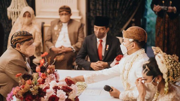 Presiden Jokowi saat menjadi saksi pernikahan Putri Tanjung