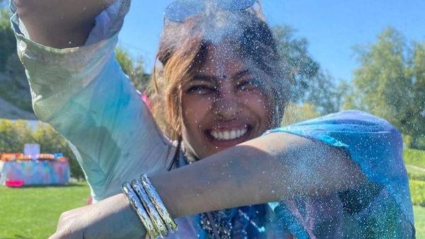 Priyanka Chopra-Nick Jonas Pamer Kemesraan saat Rayakan Holi