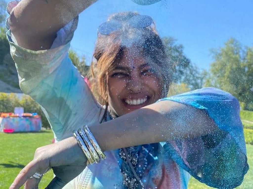 Curhat Ibu Priyanka Chopra Belum Pernah Bertemu Cucu, Jadi Cuek Pada Anak Curhat Ibu Priyanka Chopra Belum Pernah Bertemu Cucu, Jadi Cuek Pada Anak