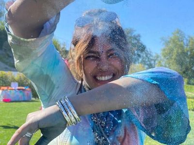 Priyanka Chopra-Nick Jonas Pamer Kemesraan saat Rayakan Holi