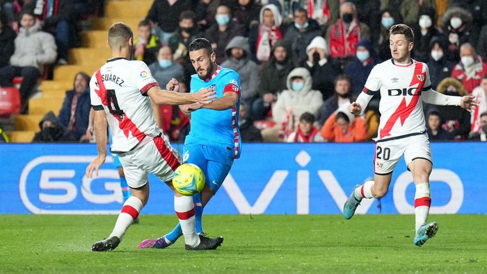 MADRID, SPAIN - MARCH 19: Koke of Atletico Madrid scores their teams first goal during the LaLiga Santander match between Rayo Vallecano and Club Atletico de Madrid at Campo de Futbol de Vallecas on March 19, 2022 in Madrid, Spain. (Photo by Angel Martinez/Getty Images)