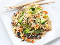 Resep Nasi Goreng Sayuran ala Vegan yang Isiannya Padat, Segar dan Gurih