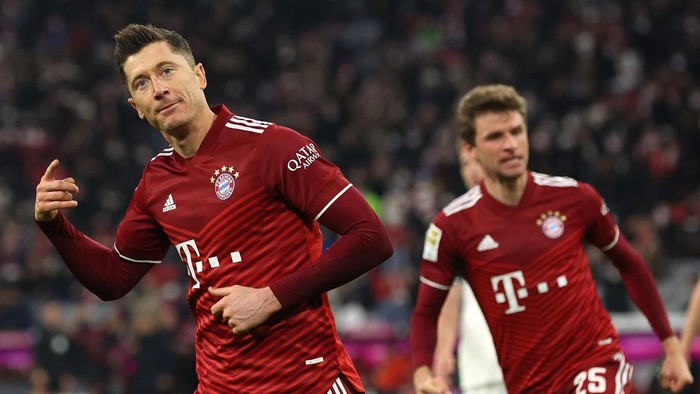 MUNICH, GERMANY - MARCH 19: Robert Lewandowski of FC Bayern Muenchen celebrates after scoring their teams third goal from the penalty spot during the Bundesliga match between FC Bayern München and 1. FC Union Berlin at Allianz Arena on March 19, 2022 in Munich, Germany. (Photo by Alexander Hassenstein/Getty Images)