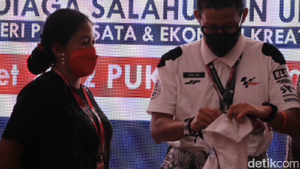 Sandiaga dan Mak Rara Menparekraf Sandiaga Uno mengatakan aksi wanita yang akrab disapa Mak Rara itu merupakan salah satu bentuk kearifan lokal.