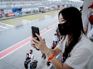 Aksi Pawang Hujan Mak Rara Jadi Heboh, Ini Kata Wamen Angela Aksi Pawang Hujan Mak Rara Jadi Heboh, Ini Kata Wamen Angela