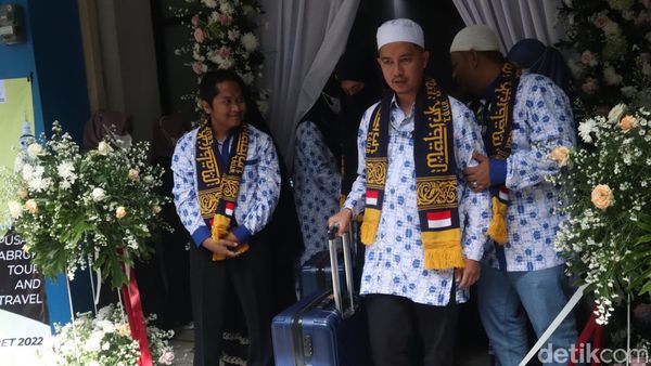 Sempat Tertahan Akibat Pandemi COVID-19, Warga Kini Bisa Umrah Lagi