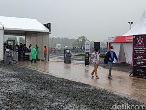 Sirkuit Mandalika Diguyur Hujan Jelang Race MotoGP Sirkuit Mandalika Diguyur Hujan Jelang Race MotoGP
