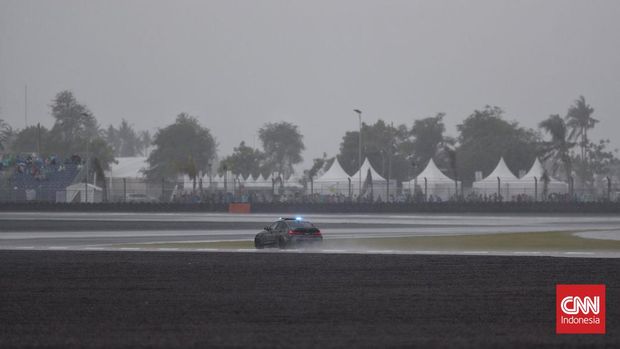 Sirkuit Mandalika mulai diguyur hujan jelang balapan MotoGP Sirkuit Mandalika mulai diguyur hujan jelang balapan MotoGP Mandalika 2022 dimulai, Minggu (20/3).