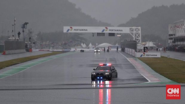 Sirkuit Mandalika mulai diguyur hujan jelang balapan MotoGP Mandalika 2022 dimulai, Minggu (20/3).