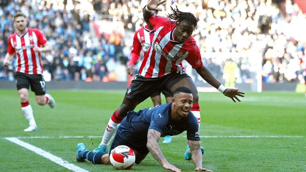 SOUTHAMPTON, ENGLAND - MARCH 20: Mohammed Salisu of Southampton fouls Gabriel Jesus of Manchester City for a penalty during the Emirates FA Cup Quarter Final match between Southampton and Manchester City at St Mary's Stadium on March 20, 2022 in Southampton, England. (Photo by Mike Hewitt/Getty Images)